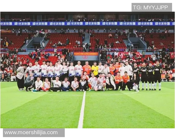 足球明星群体合影集锦展现绿茵场上的荣耀与友谊